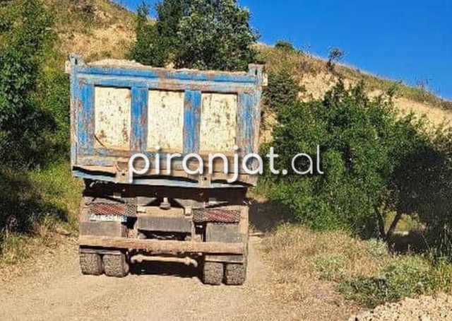 VIDEO/ Banor&euml;t e fshatit Homezh n&euml; Pogradec shtrojn&euml; rrug&euml;n