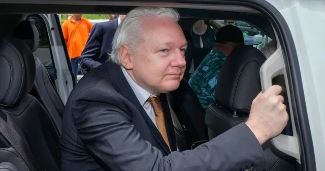 Julian Assange pjesëmarrës në funeralin e Papa Françeskut/