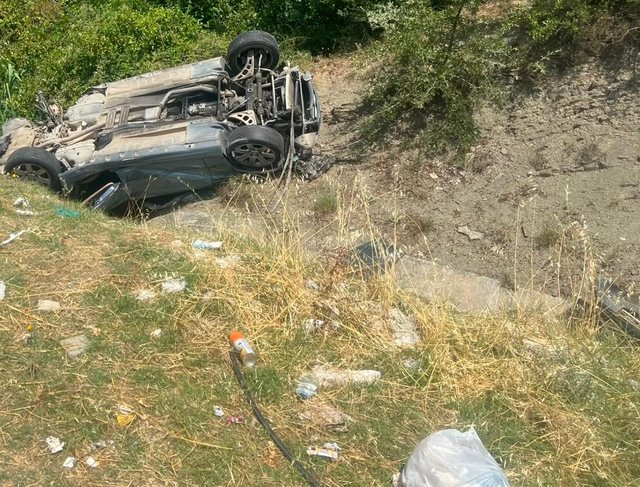 Aksident i rëndë pranë Gramshit, makina del nga rruga dhe