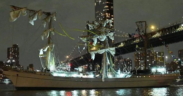 Anija e Marinës Meksikane përplaset në Urën e Brooklyn