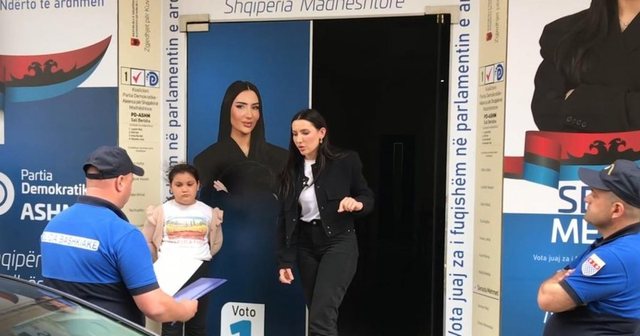 Incident në Shkodër/ Policia bashkiake tenton t&#039;i mbyllë