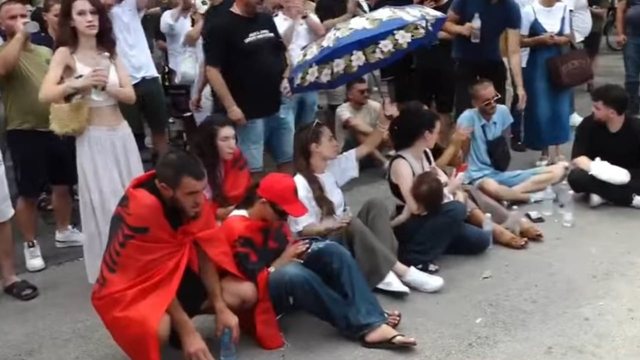 Shoq&euml;rimi i Dritan Goxhajt dhe protestuesve t&euml; tjer&euml; nga policia,