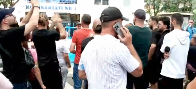 Me qeset plot vez&euml; e domate, protestuesit marshojn&euml; drejt komisariatit