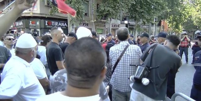 Protestuesit mblidhen para Kuvendit, thirrje SPAK-ut: Arrestoni Ramën!