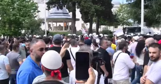 Efektivi u q&euml;llua me gur n&euml; kok&euml;, Goxhaj qart&euml;son