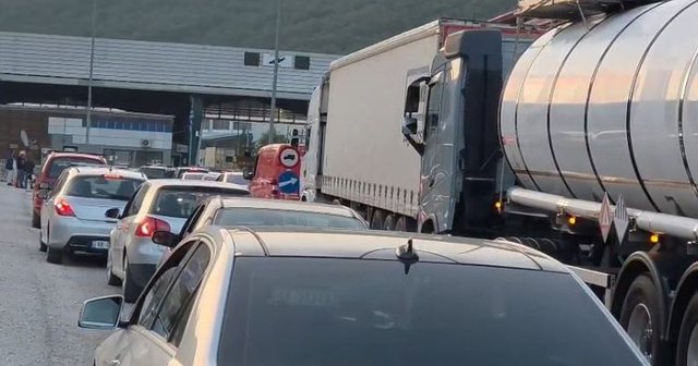 Kapshticë, radhë kilometrike dhe pritje deri në tri orë