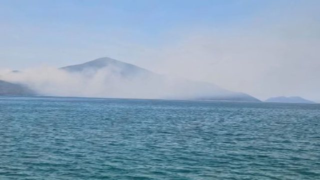 Zjarr në Karaburun, tymi mbulon një pjesë të zonës