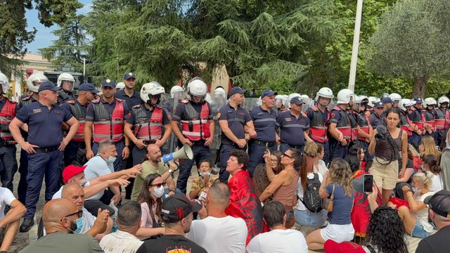 Protestuesit ulen përpara Kuvendit dhe iu bëjnë thirrje