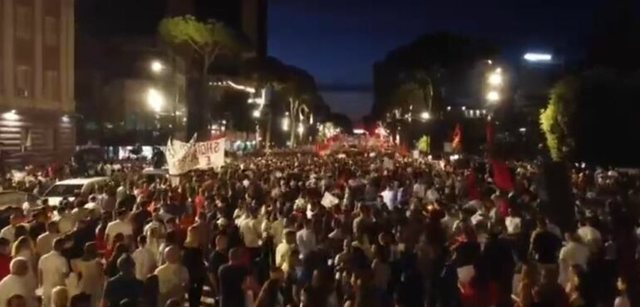 Policia procedon 16 protestues dhe shpall në kërkim 2 të