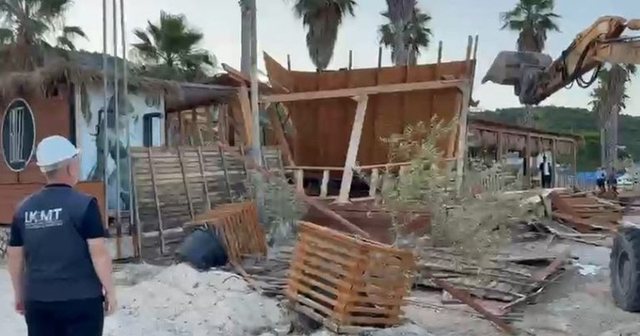 Aksion i IKMT n&euml; Jal&euml;, shembet beach bar-i i nd&euml;rtuar pa leje