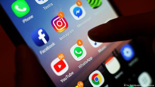 Evropa shqyrton ndalimin e mediave sociale p&euml;r adoleshent&euml;t, ja vendet