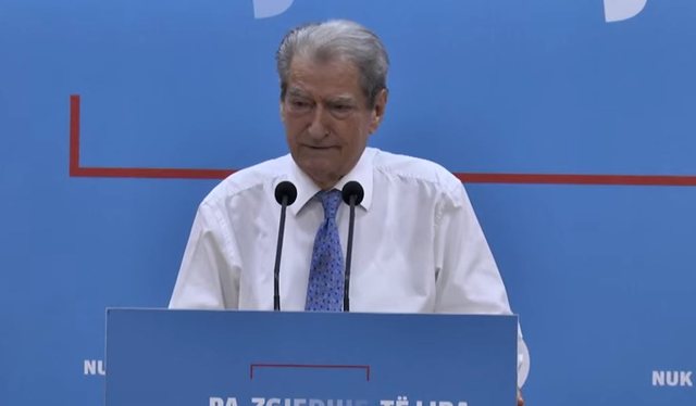 &ldquo;Gazetari &euml;sht&euml; p&euml;rballur me mafien e bluzave t&euml;