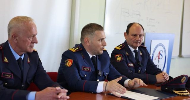 Helmimi i 60 student&euml;ve/ Sk&euml;nder Hita mbledh me urgjenc&euml;