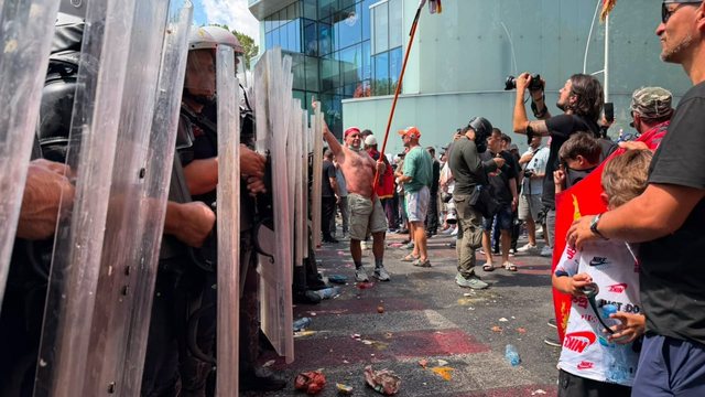 Qytetarët protestojnë para Kuvendit: Nuk na përfaqësoni!
