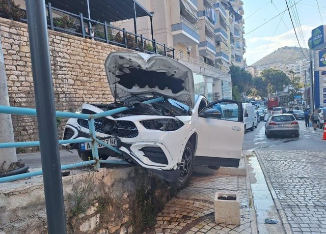 Turisti francez humb kontrollin e mjetit dhe p&euml;rplaset me barrierat/