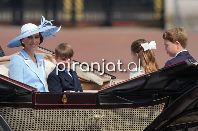 Kate Middleton mbresëlënëse në Trooping the Colour për