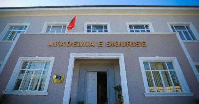 Denoncimi/ Helmohen s&euml;rish nga ushqimi rreth 50 kursant&euml; t&euml;