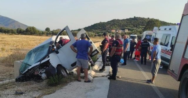 Furgoni me pun&euml;tor&euml; del nga rruga n&euml; Fush&euml;-Dukat, nj&euml;