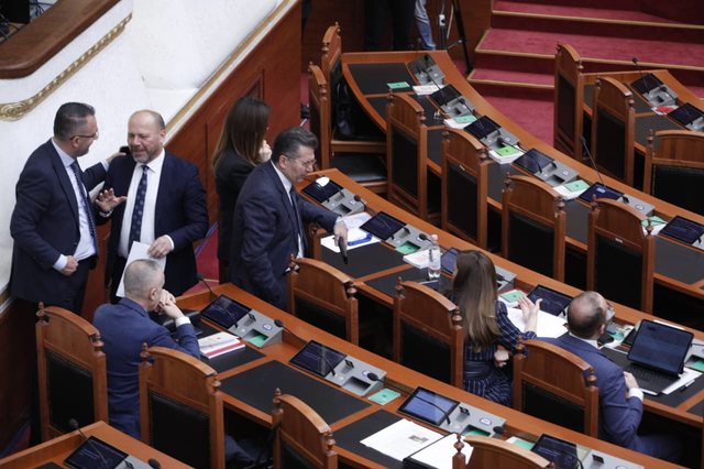 &ldquo;Mazhoranca po pengon opozit&euml;n&rdquo;/ Grupit Parlamentar i PD: Nuk