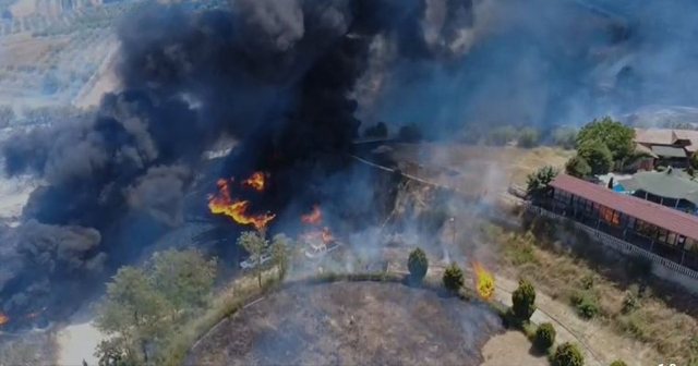 Përkeqësohet zjarri në Fier! Flakët përhapen drejt