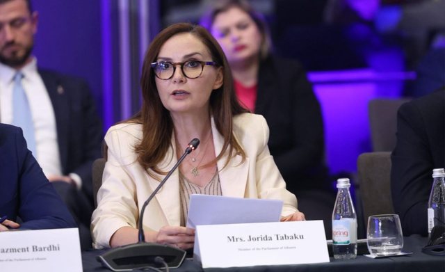 Tabaku me drejtuesin e Reporterëve pa Kufij: Rënia e lirisë