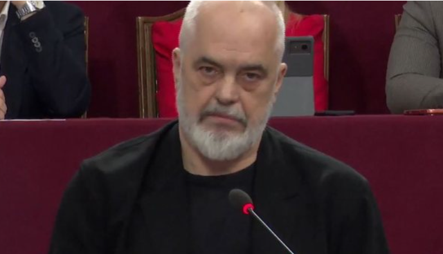 Rama i bie tavolin&euml;s me grusht: Nuk ka marin&euml; n&euml; Zv&euml;rnec!
