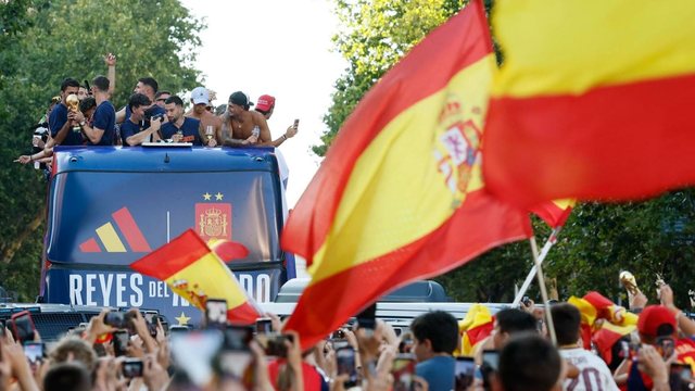 Kampionët e Botës mbërrijnë në Madrid, mbreti Felipe