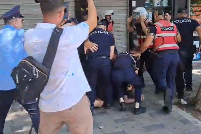 Organizator&euml;t e protest&euml;s let&euml;r ambasadave: Policia tejkaloi
