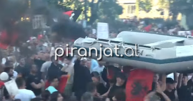 Protesta kund&euml;r projektit t&euml; Zv&euml;rnecit/ T&euml; rinjt&euml; i