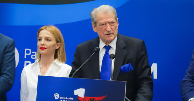 "Do t&#039;i shtypni kokën gjarprit Edi Rama"/ Berisha nga