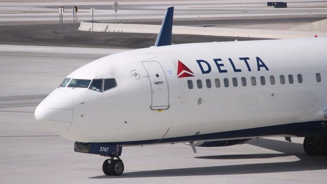 Panik n&euml; aj&euml;r, aeroplani goditet nga nj&euml; fishekzjarr gjat&euml;