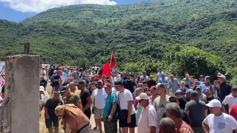 Qytetar&euml;t shembin rrethimin n&euml; Kakome