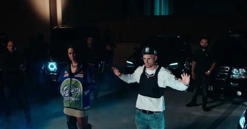 &ldquo;Buza&rdquo; ngjitet n&euml; trend, Dafina Zeqiri dhe Cllevio sjellin