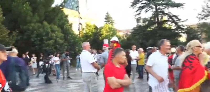 40 dit&euml; rezistenc&euml;/ Nis grumbullimi i qytetar&euml;ve tek sheshi