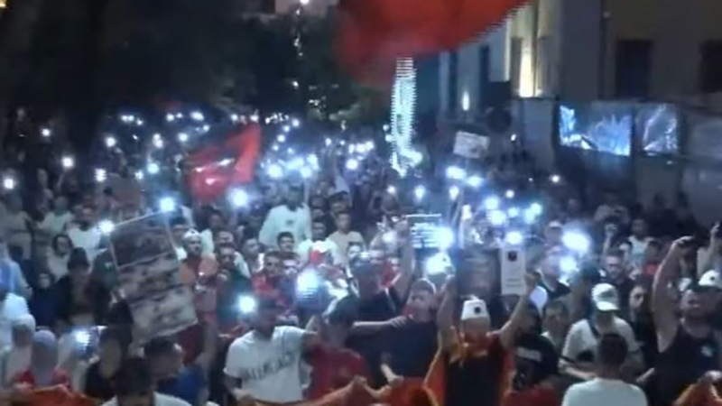 Qytetar&euml;t ulen k&euml;mb&euml;kryq para Parlamentit: Shqip&euml;ria