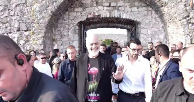 Mij&euml;ra shqiptar&euml; i k&euml;rkojn&euml; dor&euml;heqjen, Rama shfaqet me
