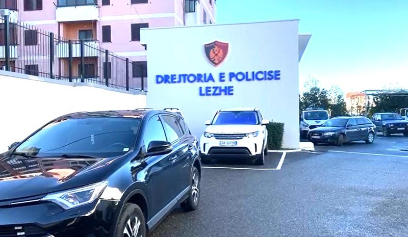 Emri/ E r&euml;nd&euml; n&euml; Kurbin, vajza vret n&euml;n&euml;n