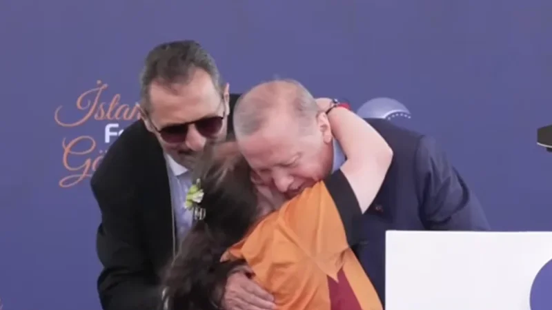 Emocionohet Erdogan, vajza me sindrom&euml;n Down e puth dhe e p&euml;rqafon