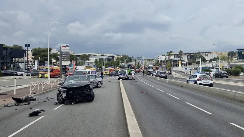VIDEO/ Shoferin e kamionit e z&euml; gjumi, p&euml;rplas 20 makina e plagos 37