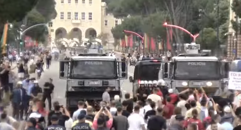 Policia nxjerr autobotet, hedh uj&euml; me piper, qytetar&euml;t: Polici e