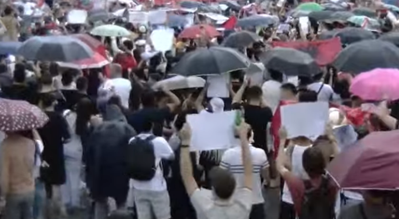 "Rinia b&euml;ri t&euml;rmet"/ Protestuesit nuk i tremb as shiu,