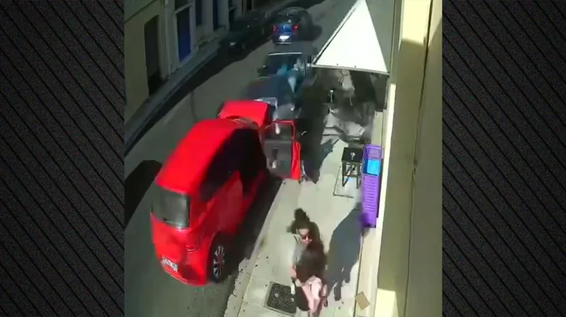 VIDEO nga momenti/ Aksidenti i friksh&euml;m kur automjeti p&euml;rplaset me