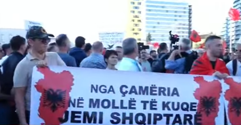 &ldquo;Jasht&euml;!&rdquo;/ Protestuesi i nxjerr kartonin e kuq deputet&euml;ve