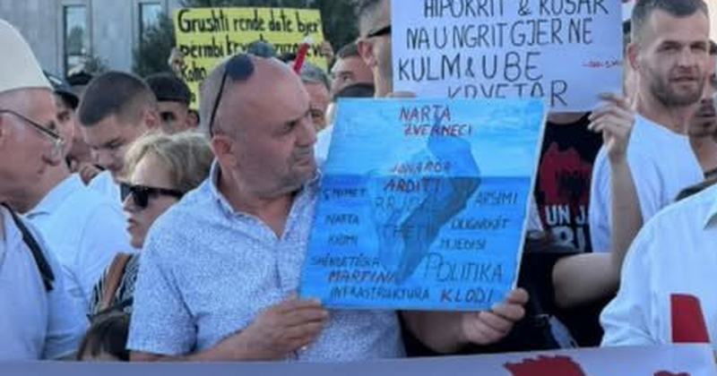 Babai i Martin Canit i bashkohet protest&euml;s n&euml; bulevard