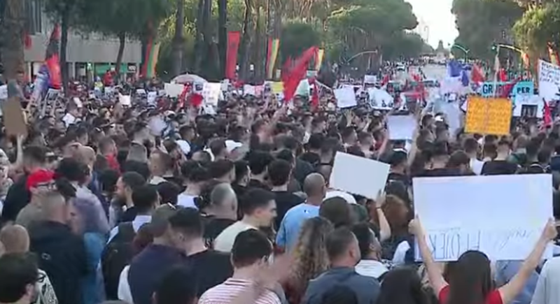 &ldquo;Dor&euml;heqje e qeveris&euml;!&rdquo;/ Protestuesit list&euml;