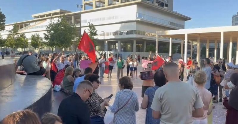 &lsquo;Posht&euml; diktatura&rsquo;/ Qindra qytetar&euml; mblidhen n&euml;