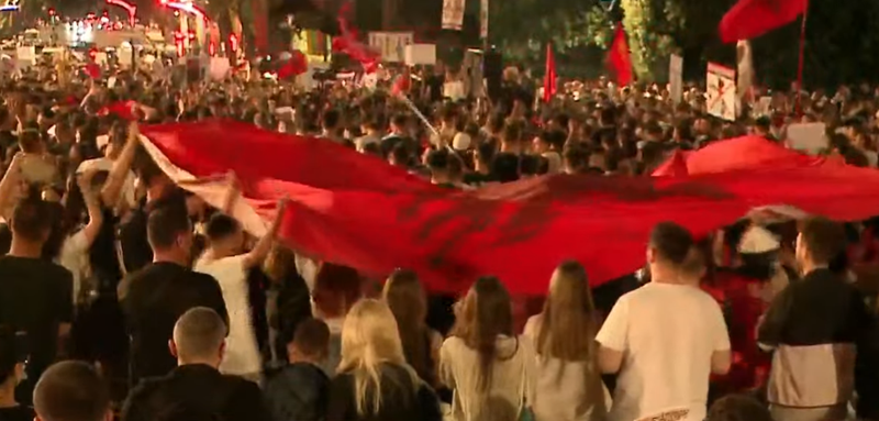 &ldquo;Shqip&euml;ria nuk shitet&rdquo;/ Qytetar&euml;t shpalosin flamurin masiv