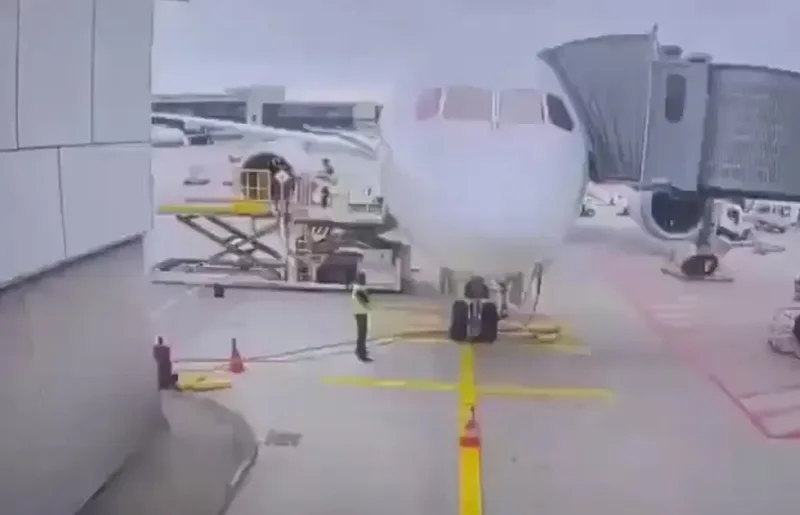 VIDEO/ Momenti kur avioni i pasagjer&euml;ve rr&euml;zohet n&euml; pist&euml;