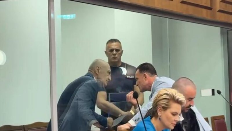 &ldquo;Jam rr&euml;mbyer nga persona t&euml; panjohur&rdquo;/ Meta n&euml;