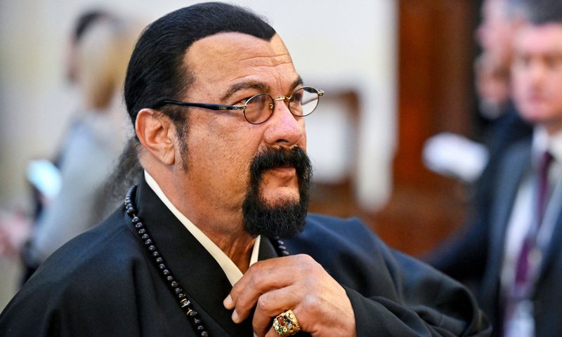 Steven Seagal shfaqet n&euml; Sh&euml;n Petersburg, pamja e tij befason publikun